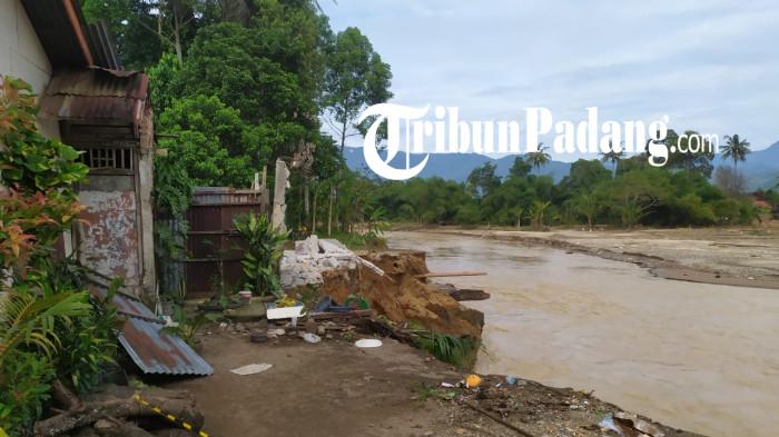 TERANCAM HANYUT- Sebuah rumah yang terancam hanyut di kawasan Tabing Kampung Koto, Kelurahan Tabing Banda Gadang, Kecamatan Nanggalo, Kota Padang, Sumatera Barat, Sabtu (3/1/2026). Belasan rumah warga lainnya juga terancam hanyut jika tidak segera diatasi.