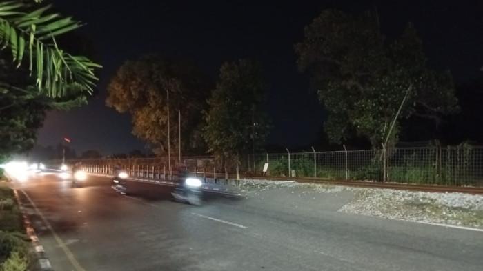 TERTEMPER KERETA API - Suasana di sekitar rel kereta api di kawasan Jalan Prof. Dr. Hamka, Kelurahan Parupuk Tabing, Kecamatan Koto Tangah, Kota Padang, Sabtu (7/3/2026) malam. Di lokasi ini sebelumnya dilaporkan terjadi kecelakaan yang melibatkan sejumlah remaja yang tertemper kereta api saat berada di sekitar rel.