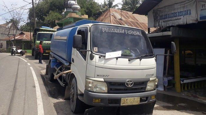 Petugas TRC PT Semen Padang Distribusikan Air, di Kelurahan Padang Besi, dan Batu Gadang