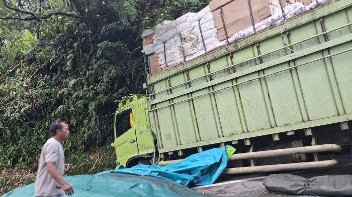 Rem Blong, Truk dari Solok Masuk Parit di Sitinjau Lauik Saat Melaju ke Padang