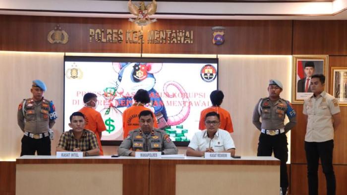 KONFERENSI PERS DUGAAN TIPIKOR - Pihak Polres Kepulauan Mentawai menggelar konferensi pers (Konpers) bersama Kasat Reskrim Iptu Edward Novilin serta jajaran terkait penanganan kasus dugaan korupsi APBDes Madobag tahun anggaran 2022 dan 2023.