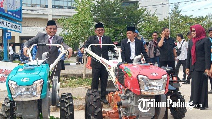 Wali kota Hendri Septa Jalankan Traktor di Lapangan Kantor Balai Kota Padang: Ayo! Bercocok Tanam