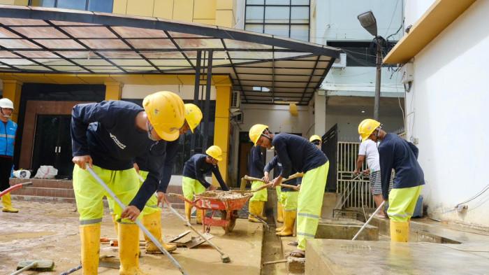 PEMULIHAN BENCANA SUMATERA - Tampak personel PLN sedang melakukan kerja bakti, membersihkan sisa lumpur di Rumah Sakit Umum Daerah (RSUD) Langsa pascabanjir, agar fasilitas kesehatan dapat kembali melayani masyarakat.