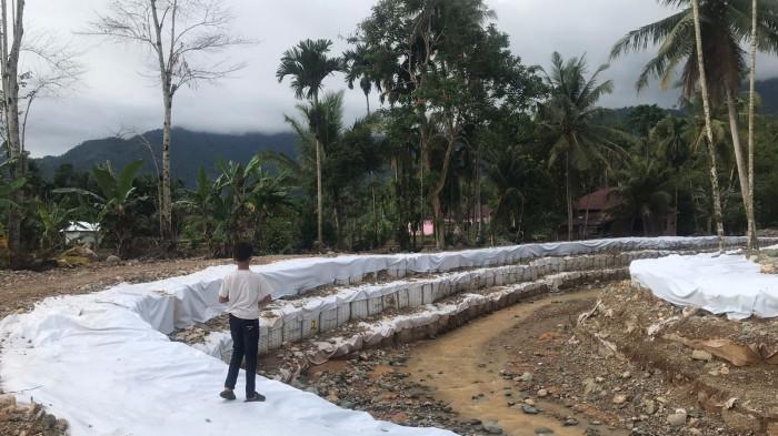 Tanggul sementara atau batu bronjong yang sudah diddsca bencana di Pasar Lalang.