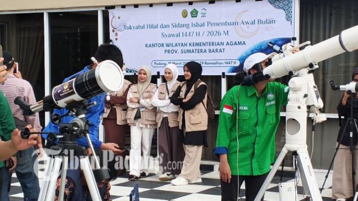 RUKYATUL HILAL - Tim BMKG Padang Panjang bersama Kemenag Sumbar dan sejumlah ormas melakukan pemantauan hilal di lantai 4 Hotel Rangkayo Basa, Padang, Kamis (19/3/2026). Hasil pengamatan menunjukkan ketinggian hilal berada di angka 2,5 derajat, masih di bawah kriteria penetapan awal Syawal.