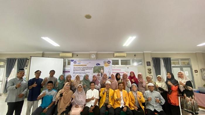 APLIKASI CMS - Tim dosen UNP bersama guru dan pihak SMP Pembangunan Laboratorium UNP berfoto bersama usai pembukaan kegiatan pengembangan dan pelatihan Aplikasi Classroom Management System (CMS).