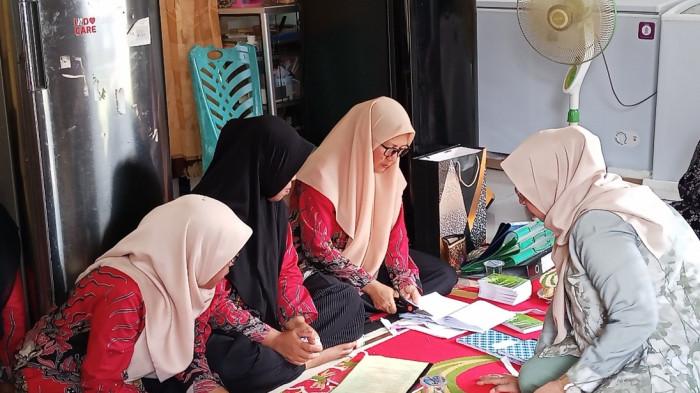 PELATIHAN- UNP melaksanakan PKM 2025 di Nagari Maninjau, Kabupaten Agam, Sumatera Barat secara bertahap Oktober-November 2025. Kegiatan melalui pendanaan DPPM ini mengusung tema Hilirisasi Produk Kuliner Lokal Nagari Maninjau dengan Pendekatan One Village One Product (OVOP) untuk Pemberdayaan dan Penguatan Ekonomi Masyarakat.