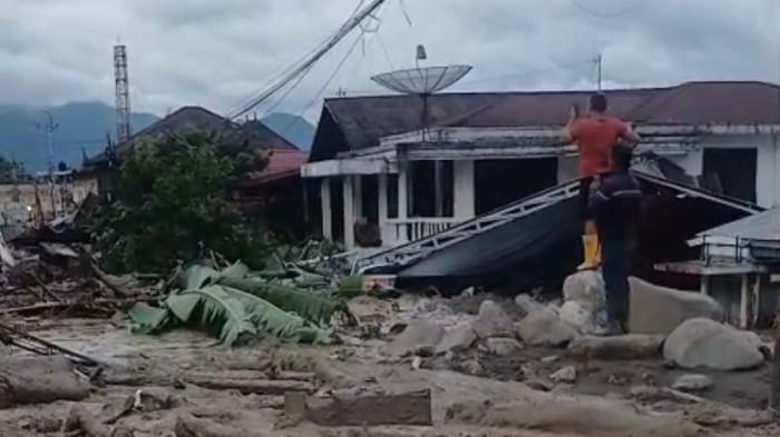 BENCANA AGAM- Arus lalu lintas di Pasar Maninjau, Kecamatan Tanjung Raya, Kabupaten Agam masih belum bisa dilalui oleh kendaraan, Sabtu (3/1/2026).