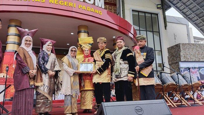 UNP Nobatkan Mufidah Jusuf Kalla sebagai Ibu Songket Sumbar, Dinilai Berjasa Kembangkan Songket