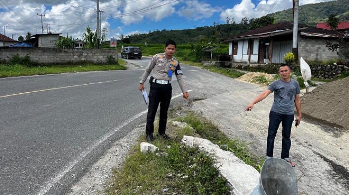 Wakil Gubernur Sumatera Barat, Vasco Ruseimy, menunjukkan kondisi kakinya usai mengalami kecelakaan di Nagari Surian, Kecamatan Pantai Cermin, Kabupaten Solok. Vasco mengaku saat kejadian dirinya dalam kondisi sadar dan duduk di kursi depan mobil.