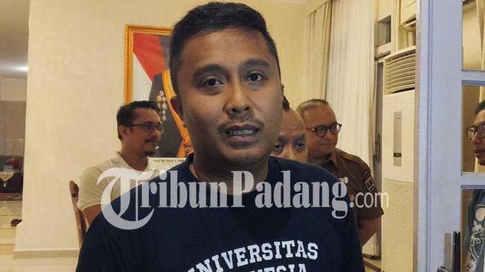 WAGUB SUMBAR KECELAKAAN- Wakil Gubernur Sumatera Barat, Vasco Ruseimy, memberikan keterangan di rumah dinasnya, Senin (18/5/2026).