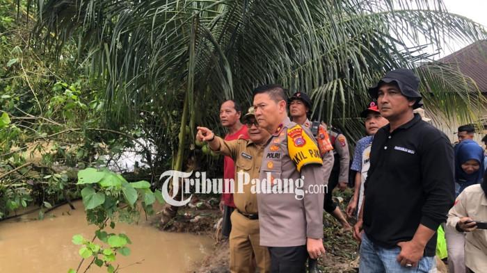 BANJIR PADANG PARIAMAN- Wakapolda Sumatera Barat Brigjen Pol Solihin meninjau langsung kondisi warga terdampak banjir di Nagari Kampung Galapuang, Kecamatan Ulakan Tapakis, Selasa (25/11/2025).