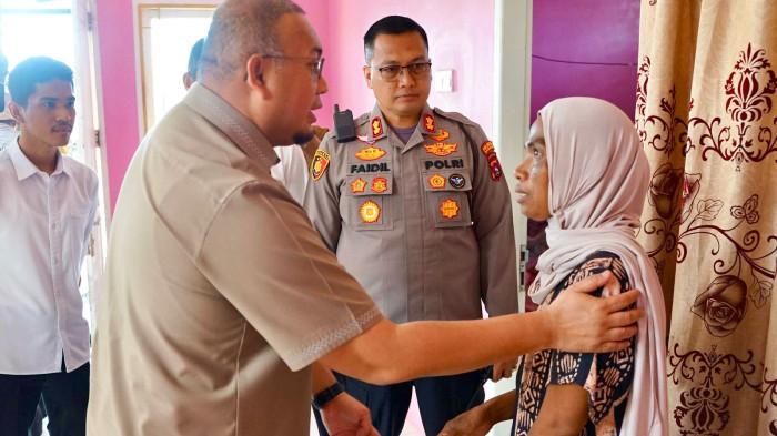 KASUS PELECEHAN ANAK - Wakil Ketua Komisi VI DPR RI Andre Rosiade didampingi Wakapolresta Padang AKBP Faidil Zikri menemui keluarga korban kasus dugaan pelecehan anak di kawasan Pasir Jambak, Kecamatan Koto Tangah, Kota Padang, Senin (19/1/2026), untuk memastikan penanganan hukum berjalan cepat dan berpihak pada korban.