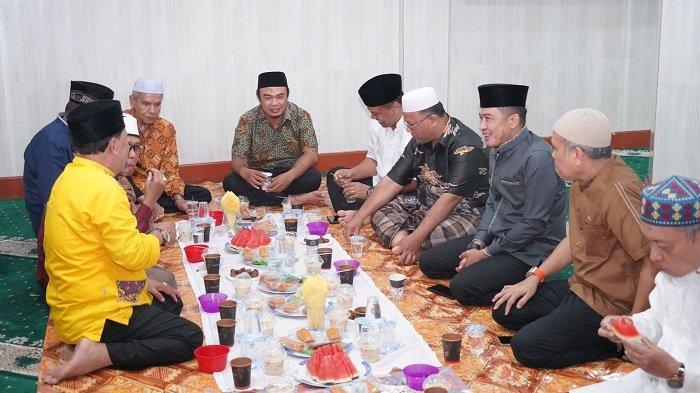 Wakil Wali Kota Padang Hadiri Buka Puasa Bersama Jamaah Masjid Imaduddin