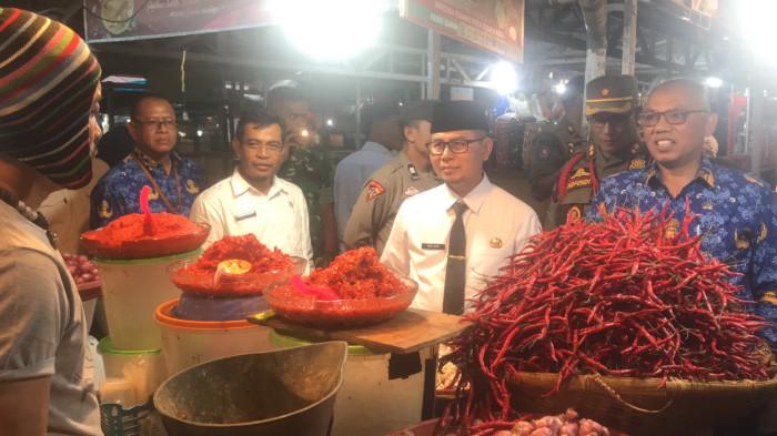 Harga Bahan Pokok di Pasar Bawah Bukittinggi Stabil, TPID Catat Cabai Merah Masih Naik