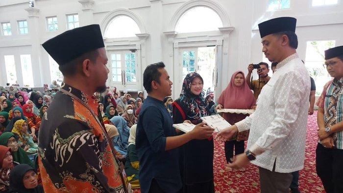 Pemko Bukittinggi Serahkan Bantuan Biaya Pendidikan Bagi ASN, S1 Dapat Rp2 Juta