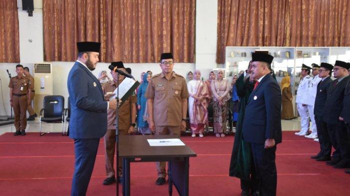 PELANTIKAN PEJABAT- Wali Kota Padang, Fadly Amran, melantik Raju Minropa sebagai Sekretaris Daerah Kota Padang di Aula Bagindo Aziz Chan, Balai Kota Padang Aie Pacah, Senin (4/5/2026). Pada kesempatan itu, turut dilantik 11 pejabat pimpinan tinggi pratama, 44 pejabat administrator, 82 pejabat pengawas, 11 kepala puskesmas, dan 22 pejabat fungsional di lingkungan Pemerintah Kota Padang.