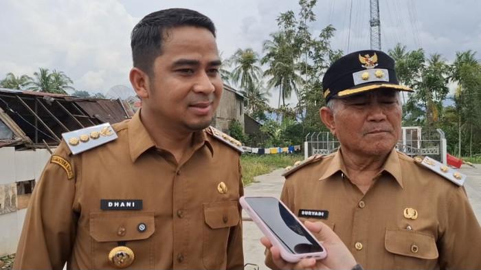 HUJAN BADAI- Wali Kota Solok Ramadhani Kirana Putra saat mendatangi lokasi terdammpak hujan disertai angin kencang di Kota Solok, Sumatera Barat, Senin (6/10/2025). Hujan lebat disertai angin kencang yang melanda Kota Solok pada Minggu (5/10/2025) sore menyebabkan sejumlah kerusakan di berbagai titik.