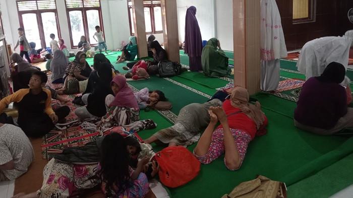 BANJIR PADANG PARIAMAN - Pengungsi banjir di Nagari Kampuang Galapung, Kabupaten Padang Pariaman, Sumatera Barat sejak subuh, Minggu (23/11/2025). Wali Nagari Kampuang Galapuang, Ali Waldana, mengatakan banjir ini terjadi kainat hujan yang melanda daerah tersebut sejak kemaren malam.