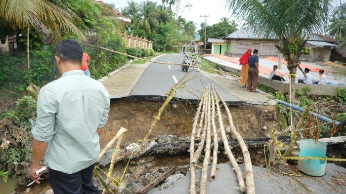 BREAKING NEWS: Jalan Penghubung Ulakan Tapakis dan Sintoga Padang Pariaman Putus Total