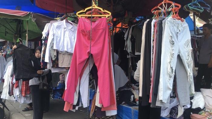 Pedagang Thrifting di Pasar Raya Padang Cemas, Larangan Impor Balpres Bikin Dagangan Terancam