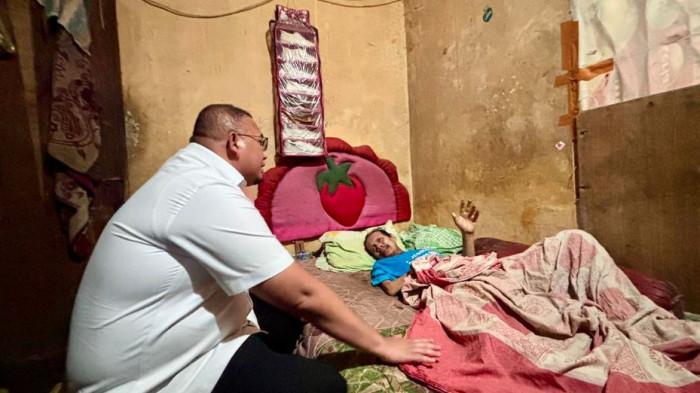 Ketum Ikatan Keluarga Minang Andre Rosiade Serahkan Rp20 Juta buat Pasutri yang Lumpuh di Padang