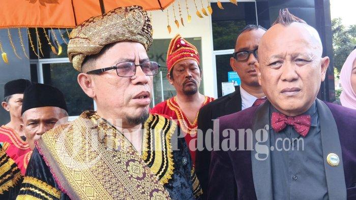 ABU JANDA DILAPORKAN- Ketua Mahkamah Adat Alam Minangkabau, Tengku Irwansyah Angku Datuak Katumanggungan (kanan), didampingi kuasa hukumnya Mukti Ali, memberikan keterangan kepada wartawan usai melaporkan Permadi Arya alias Abu Janda di SPKT Polda Sumbar, Senin (1/6/2026).
