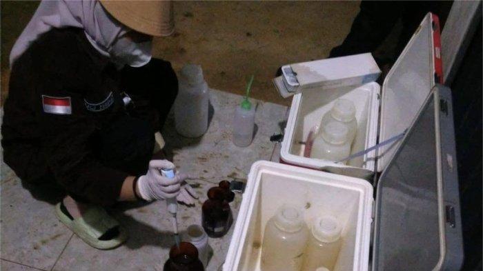 DUGAAN PENCEMARAN SUNGAI- Tim teknis dari Dinas Lingkungan Hidup (DLH) Kabupaten Dharmasraya langsung diterjunkan ke lokasi untuk melakukan pengecekan laboratorium dan menyisir area Instalasi Pengolahan Air Limbah (IPAL) milik PT Tidar Kerinci Agung (TKA), Kamis (18/12/2025).