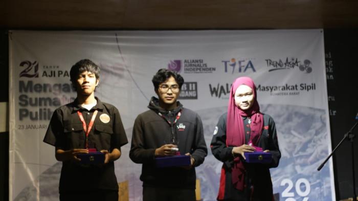 AJI Padang - Perwakilan Surat Kabar Kampus Ganto UNP dan DKTV UIN IB menerima Anugerah Pers Mahasiswa dari AJI Padang pada peringatan HUT ke-21 bertema Mengawal Sumatra Pulih, Sabtu (24/1/2026) di Pustaka Steva, Padang, atas konsistensi karya jurnalistik mengangkat isu lingkungan dan bencana ekologis. Perwakilan Surat Kabar Kampus Ganto UNP menerima dua penghargaan sekaligus, yaitu liputan indepth terbaik dan pengelolaan media sosial terbaik, sementara DKTV UIN IB meraih penghargaan video jurnalistik terbaik.  (Foto/AJI Padang).