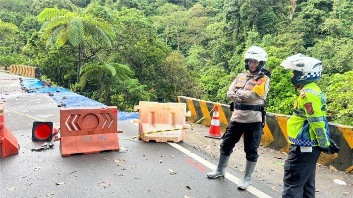 AKSES LALU LINTAS- Penampakan personel saat mengatur lalu lintas di kilometer 66700 setelah jembatan kembar, Padang Panjang, Selasa (16/12/2025). Kasat Lantas Polres Payakumbuh, AKP Pifzen sebut akses lalu lintas untuk kendaraan roda empat diuji coba untuk 16 hingga 21 Desember 2025 mendatang.