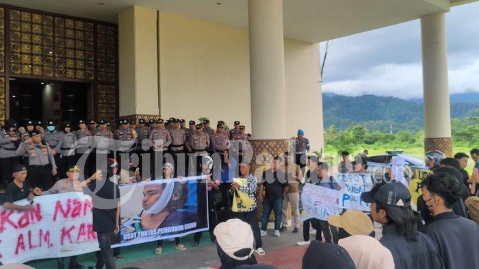 AKSI UNJUK RASA - Penampakan massa yang berdatangan ke Kantor Balai Kota Padang, kamis (7/5/2026) sore.