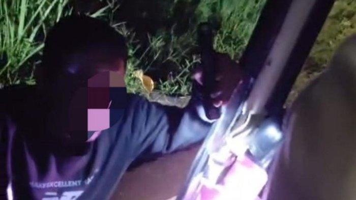 DUGAAN PUNGLI- Seorang pria yang diduga melakukan pungutan liar tampak menghentikan dan berinteraksi dengan sopir bus rombongan mahasiswa Universitas Andalas (Unand) di kawasan Lembah Anai, Kabupaten Tanah Datar. Rekaman kejadian tersebut viral di media sosial dan kini tengah ditelusuri oleh Satlantas Polres Padang Panjang.