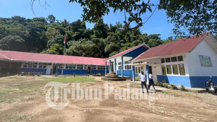 HARI PERTAMA SEKOLAH- Aktivitas murid Sekolah Menengah Pertama Negeri (SMPN) 44 Padang di Jalan Koto Tuo, Kecamatan Pauh, Kota Padang, Senin (30/3/2026).