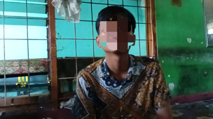 AKSI PEMBAKARAN- Saksi R saat menceritakan kronologi kejadian pembakaran yang menimpa neneknya, Jumat (13/3/2026). R terkejut karena pelaku tega membakar ibu angkatnya hingga mengalami luka bakar yang diperkirakan sekitar 90 persen.