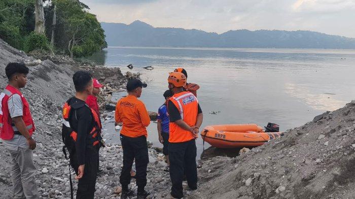 PENCARIAN ORANG TENGGELAM- Tim SAR gabungan saat berada di tepi Danau Singkarak, kawasan Tangah XX Padang Laweh Malalo, Kecamatan Batipuh Selatan, Kabupaten Tanah Datar, Sumatera Barat, Senin (23/3/2026). Petugas melakukan pencarian terhadap seorang bocah berusia 7 tahun yang dilaporkan tenggelam saat mandi di pinggiran danau.