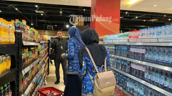 SIDAK BBPOM PADANG: Menjelang perayaan Natal 2025 dan Tahun Baru 2026 (Nataru), Balai Besar Pengawas Obat dan Makanan (BBPOM) Padang memperketat pengawasan pangan di sejumlah pusat perbelanjaan modern, Senin(22/12/2025). Temuan produk pangan kadaluwarsa di pusat perbelanjaan mengalami penurunan signifikan dibandingkan periode yang sama pada tahun-tahun sebelumnya.