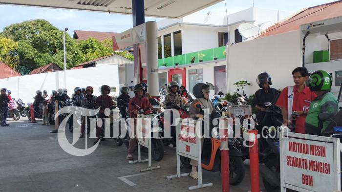 BBM PERTAMAX NAIK- Aktivitas pengisian BBM di SPBU Sawahan, Kota Padang, Rabu (10/6/2026).