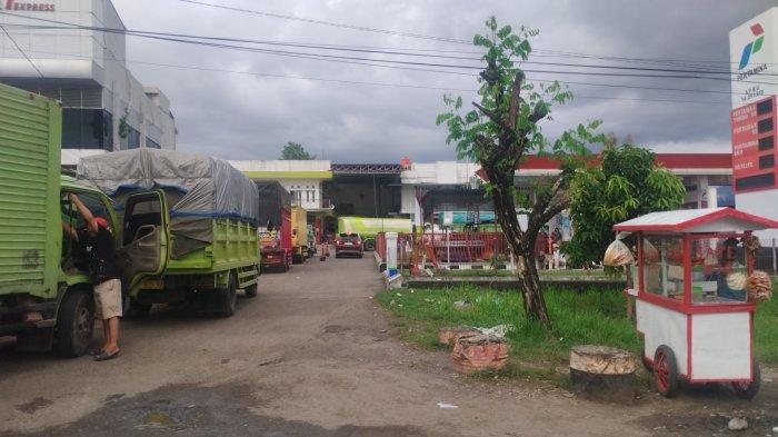 ANTREAN PENGISIAN SOLAR- Penampakan kendaraan yang mengular panjang di Jalan Raya By Pass, Kecamatan Pauh, Kota Padang, Rabu (20/5/2026). Kendaraan mengantre untuk mengisi solar di SPBU Pisang.