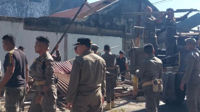 Satpol PP Padang Bongkar Lagi Bangunan Liar di Fasilitas Umum Air Tawar Barat