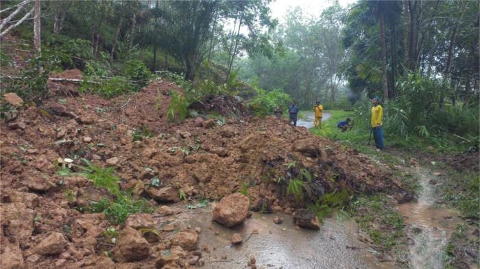 LONGSOR TIMBUN JALAN- Kondisi tanah longsor yang menutupi badan Jalan Sitalang-Koto Alam Palembayan, di Jorong Kampung Melayu, Nagari Sitalang, Kecamatan Ampek Nagari, Kabupaten Agam, Senin (24/11/2025). Kabid Kedaruratan dan Logistik BPBD Agam, Abdul Ghafur, sebut longsor tutupi akses jalan dan tidak bisa dilalui kendaraan.