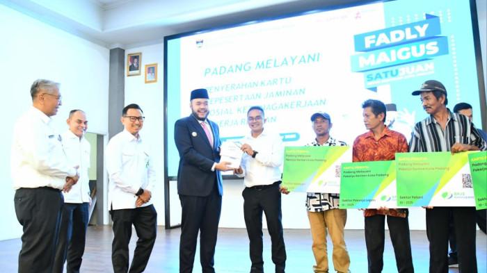 Wali Kota Fadly Amran Serahkan 3.000 Kartu BPJS Ketenagakerjaan bagi Pekerja Rentan di Padang