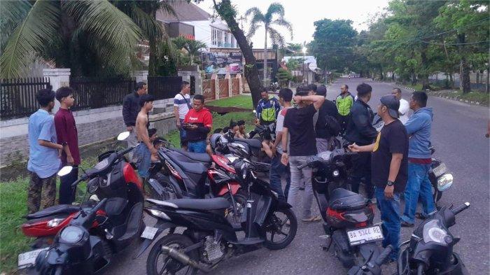 PENGAMANAN BULAN RAMADAN- Petugas Timsus Bravo Polresta Padang mendata sejumlah remaja dan pemuda saat patroli KRYD di wilayah Kota Padang, Jumat (20/2/2026). Dalam kegiatan tersebut, puluhan sepeda motor tidak sesuai spesifikasi teknis atau menggunakan knalpot brong diamankan guna mengantisipasi balap liar dan tawuran.