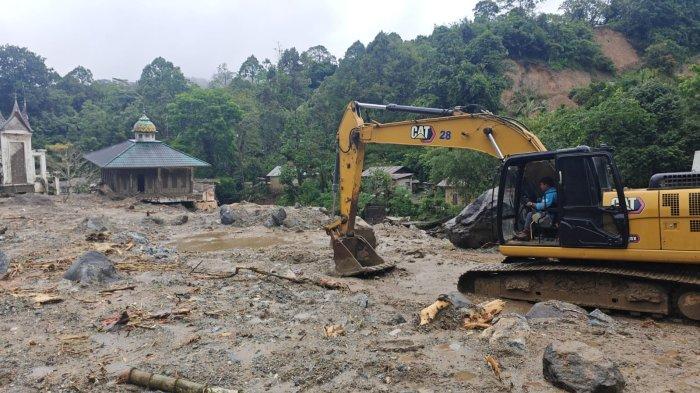 BANJIR BANDANG- Penampakan alat berat di lokasi banjir bandang yang melanda kawasan Jembatan Kembar, elurahan Silaing Bawah, Kecamatan Padang Panjang Barat, Kota Padang Panjang, Sumatera Barat, Jumat (28/11/2025).