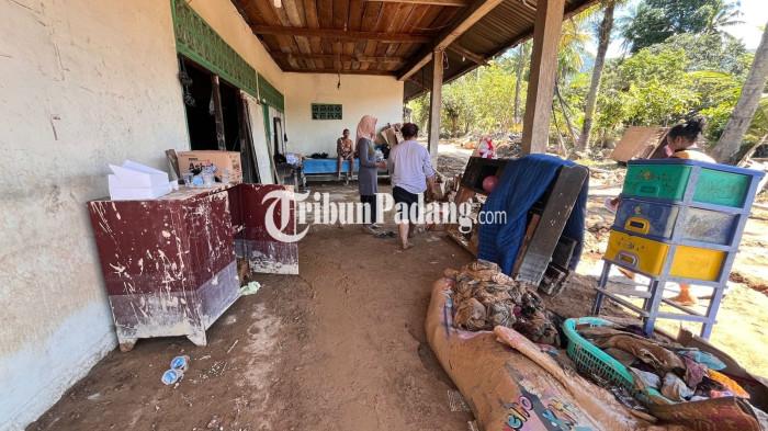 BANJIR- Penampakan kondisi rumah masyarakat yang kini dipenuhi lumpur yang terbawa saat banjir bandang yang melanda kawasan Guo, Kelurahan Gunung Sarik, Kecamatan Kuranji, Kota Padang, Sumatera Barat, Senin (1/12/2025).