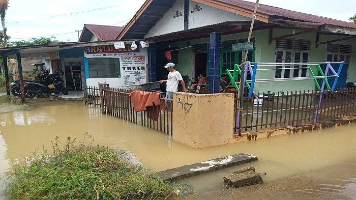 Update Banjir di Padang, Parak Jambu Dodok Tunggul Hitam Masih Tergenang Air Selutut Orang Dewasa