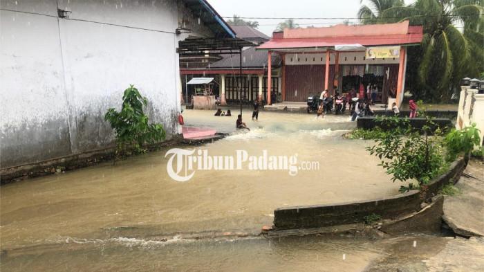 BANJIR PADANG PARIAMAN- Banjir masih merendam pemukiman warga di Korong Kasai, Nagari Tapakis, Kecamatan Ulakan Tapakis, Kabupaten Padang Pariaman, Sumatera Barat, Senin (24/11/2025).