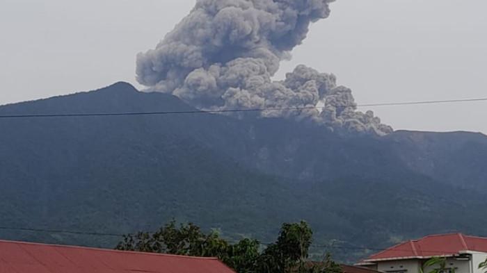 ERUPSI GUNUNG MARAPI - Erupsi Gunung Marapi terlihat dari kamera pengawas Pos PGA Bukittinggi, Minggu (1/3/2026) sore. Kolom abu terpantau berwarna kelabu dengan intensitas tebal setinggi ±1.500 meter di atas puncak dan condong ke arah tenggara.