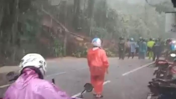 LONGSOR- Penampakan kejadian longsor yang menimbun badan jalan di dekat kawasan Jembatan Panasahan, Jalan Raya Padang – Painan, Kelurahan Bungus Barat, Kecamatan Bungus Teluk Kabung, Kota Padang, Minggu (14/6/2026) sore.