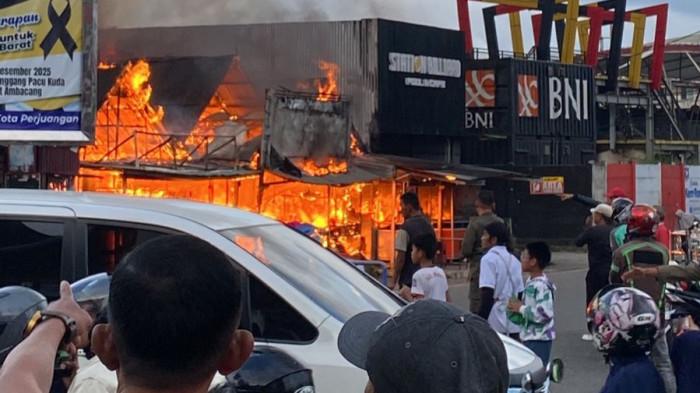 KEBAKARAN BANGUNAN - Petugas Damkar berjibaku memadamkan kebakaran yang menghanguskan tiga petak tempat usaha di kawasan Simpang Stasiun, Jalan Jenderal Sudirman, Kelurahan ATTS, Kecamatan Guguk Panjang, Kota Bukittinggi, Sabtu (14/2/2026) sekitar pukul 18.12 WIB. Sebanyak delapan armada dan 35 personel dikerahkan untuk menjinakkan api agar tidak merembet ke bangunan lain di kawasan padat aktivitas tersebut. (Istimewa/Dinas Damkar dan Penyelamatan Bukittinggi)