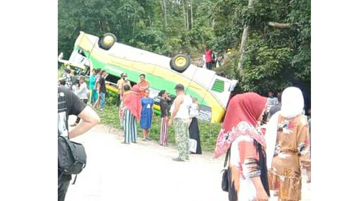 Bus Terbalik di Solok Saat Menuju ke Bukik Chinangkiek Kecamatan X Koto Singkarak